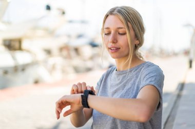 Dışarıda spor saati olan sarışın genç bir kadın.