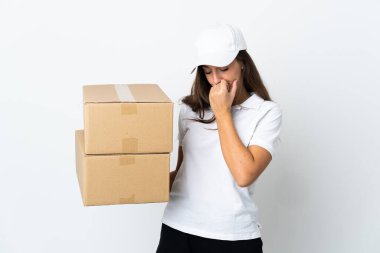 Tecrit edilmiş beyaz bir geçmişi olan genç teslimatçı kadın.