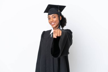 Genç üniversite mezunu Afro-Amerikalı bir kadın beyaz arka planda izole edilmiş. Kendine güvenen bir ifadeyle seni işaret ediyor.