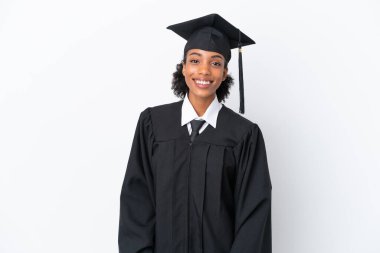 Genç üniversite mezunu Afro-Amerikalı bir kadın beyaz arka planda yalnız gülüyor.