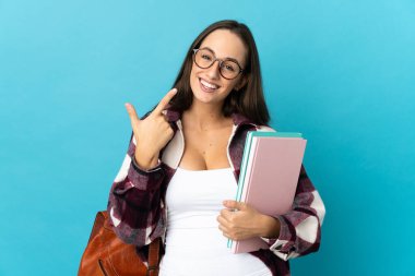 Tecrit edilmiş bir geçmişi olan genç bir bayan baş parmak hareketi yapıyor.