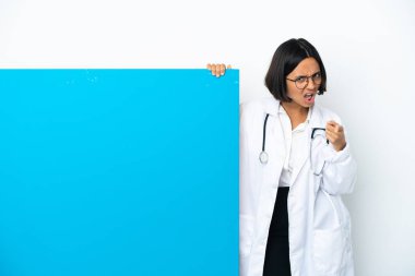 Beyaz arka planda izole edilmiş büyük bir afişi olan genç, melez ırk doktoru kadın hayal kırıklığına uğramış ve ön tarafı işaret ediyor.