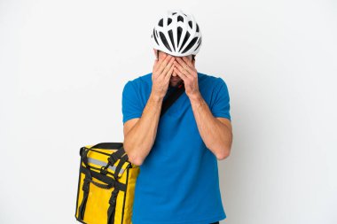 Termal sırt çantalı beyaz tenli genç adam yorgun ve hasta bir ifadeyle beyaz arka planda izole edildi.