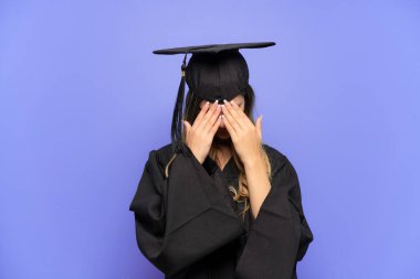 Üniversiteden mezun genç bir kız, yorgun ve hasta bir ifadeyle beyaz arka planda izole edilmiş.