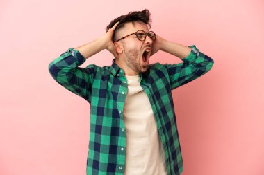 Pembe arka planda izole edilmiş genç beyaz adam bunalıma girdi.