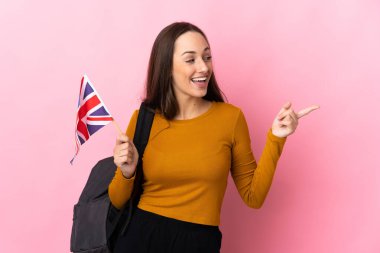 Birleşik Krallık bayrağını tutan genç İspanyol kadın parmağını kaldırarak çözümün farkına varma niyetinde.