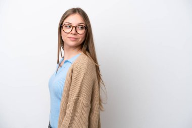 Genç Litvanyalı kadın beyaz arka planda izole edilmiş. Portre