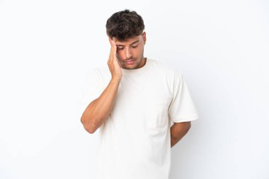 Beyaz arka planda başağrısı olan beyaz tenli yakışıklı bir adam.