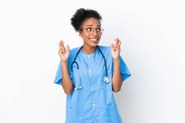 Genç cerrah Afrikalı Amerikalı kadın izole edilmiş beyaz arka planda parmakları çapraz