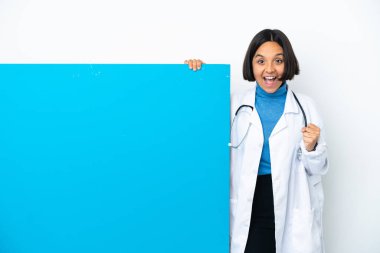Beyaz arka planda izole edilmiş büyük bir pankartla genç melez doktor kadın galibiyeti kutluyor.