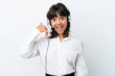 Tele pazarlamacı, beyaz arka planda izole edilmiş bir kulaklıkla çalışan melez bir kadın telefon jesti yapıyor. Bana geri dönüş işareti ver.