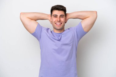 Beyaz arka planda izole edilmiş genç beyaz adam gülüyor.