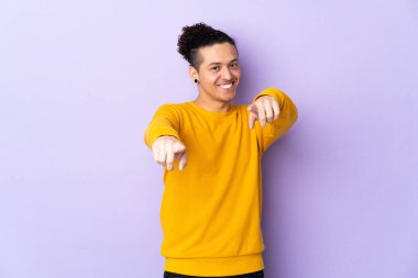 İzole edilmiş arka plan üzerinde beyaz bir adam mutlu bir ifadeyle ön tarafı işaret ediyor