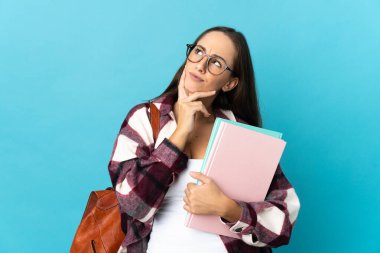 Tecrit edilmiş genç bir bayan öğrencinin...