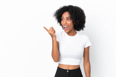 Beyaz arka planda izole edilmiş genç Afrikalı Amerikalı kadın parmağını kaldırarak çözümü anlamaya çalışıyor.