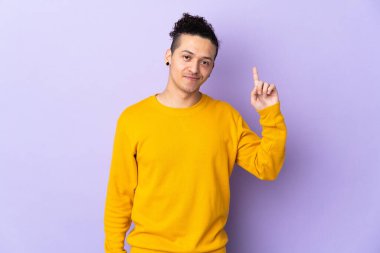 İzole edilmiş arka planda beyaz bir adam harika bir fikre işaret ediyor.