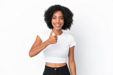 Beyaz arka planda izole edilmiş genç Afrikalı Amerikalı kadın baş parmak işareti yapıyor.