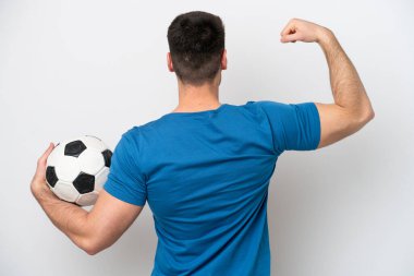 Beyaz arka planda futbol topuyla izole edilmiş beyaz bir beyaz adam.