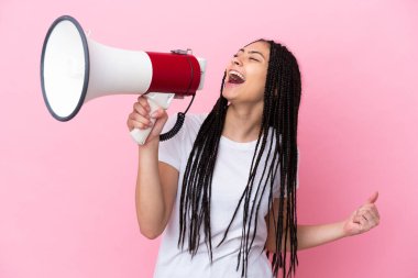 Pembe arka planda örgülü genç bir kız megafondan bir şey duyurmak için bağırıyor.
