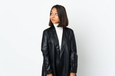 Beyaz arka planda izole edilmiş genç Latin bir kadın.