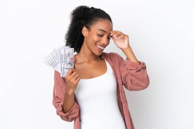 Genç Afrikalı Amerikalı kadın, beyaz arka planda izole edilmiş bir şekilde çok para alıyor.