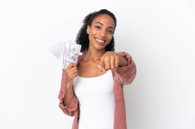 Genç Afrikalı Amerikalı bir kadın, beyaz arka planda izole edilmiş, mutlu bir ifadeyle öne çıkan bir sürü para alıyor.