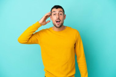 Mavi arka plandaki yakışıklı beyaz adam bir şeyin farkına vardı ve çözüme niyetlendi.