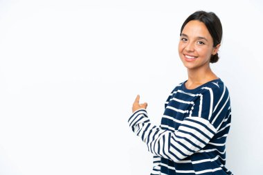 Beyaz arka planda izole edilmiş genç İspanyol kadın