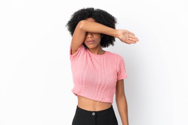 Beyaz arka planda izole edilmiş genç Afrikalı Amerikalı kadın gözleri elleriyle kaplıyor.