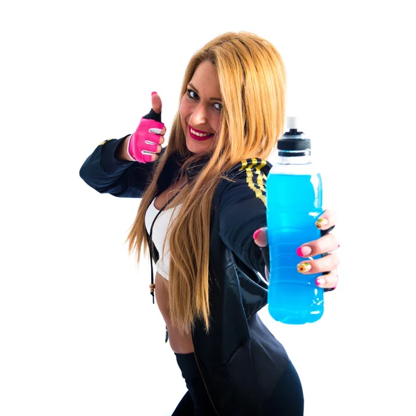 Sportlerin mit Energy-Drink — Stockfoto