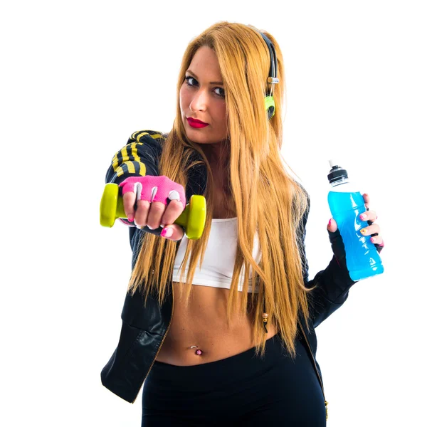 Sportovní žena drží energetický nápoj a dělá vzpírání — Stock fotografie