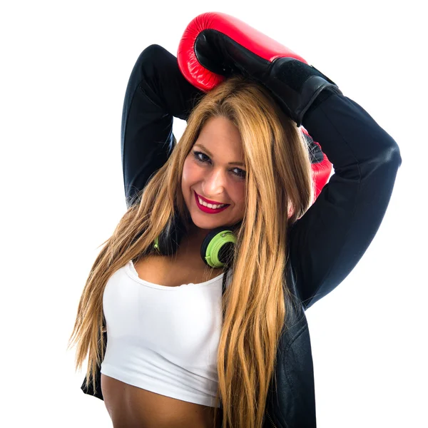 Blondes Mädchen mit Boxhandschuhen — Stockfoto