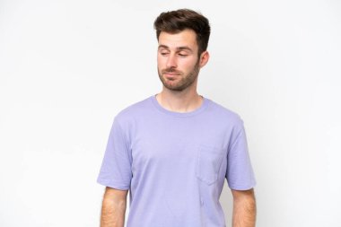 Beyaz arka planda izole edilmiş genç beyaz bir adam. Taraf ararken şüphe duyuyor.