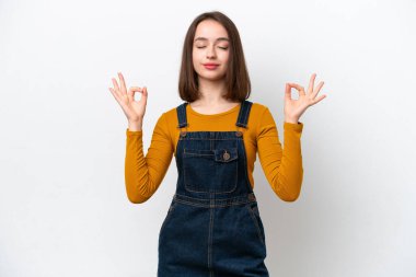 Genç Ukraynalı kadın Zen pozunda beyaz arka planda izole edilmiş