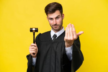 Kafkasyalı yargıç sarı arka planda izole edilmiş bir şekilde bizimle gelmesi için davet ediyor. Gelmene sevindim.