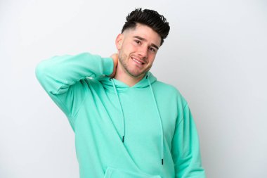 Beyaz arka planda izole edilmiş genç beyaz adam gülüyor.