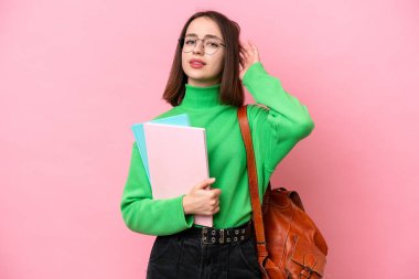 Genç Ukraynalı kadın pembe arka planda izole edilmiş şüpheleri var.