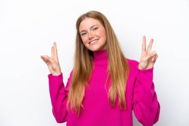 Beyaz arka planda izole edilmiş beyaz bir kadın zafer işareti gösteriyor.