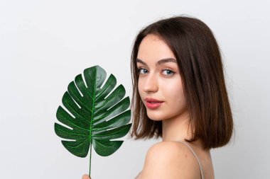 Beyaz arka planda izole edilmiş, elinde palmiye yaprağı olan genç bir Ukraynalı kadın. Portreyi kapat