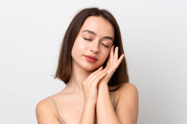 Beyaz arka planda izole edilmiş genç Ukraynalı kadın. Portre