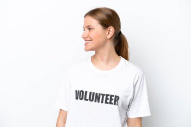 Beyaz arka planda izole edilmiş genç gönüllü kadın.