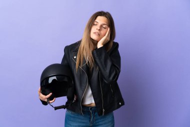 Mor arka planda başağrısı olan motosiklet kaskı tutan genç Slovak kadın.