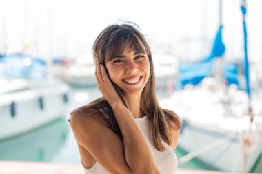 Açık havada genç bir kadın. Portre