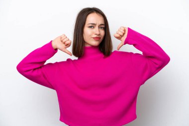 Genç Ukraynalı kadın beyaz arka planda soyutlanmış gururlu ve kendinden memnun