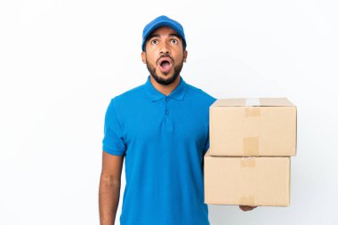 Ekvador 'lu adam beyaz arka planda izole edilmiş yukarı bakıyor ve şaşırmış bir ifadeyle