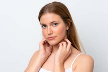 Beyaz arka planda soyutlanmış beyaz bir kadın. Portreyi kapat