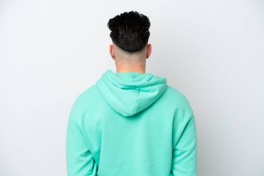 Beyaz arka planda izole genç beyaz adam arka pozisyonda