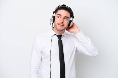 Tele pazarlamacı beyaz arka planda izole edilmiş beyaz bir adam şüpheleri var.