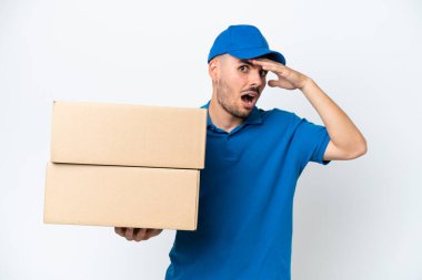 Beyaz arka planda izole edilmiş beyaz bir adam. Yan tarafa bakarken sürpriz jest yapıyor.