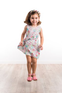 Kız stüdyoda atlama